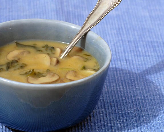 https://elanaspantry.com/wp-content/uploads/2009/07/yellow_split_pea_soup.jpg