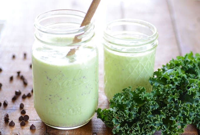 Protein smoothie with mint chips