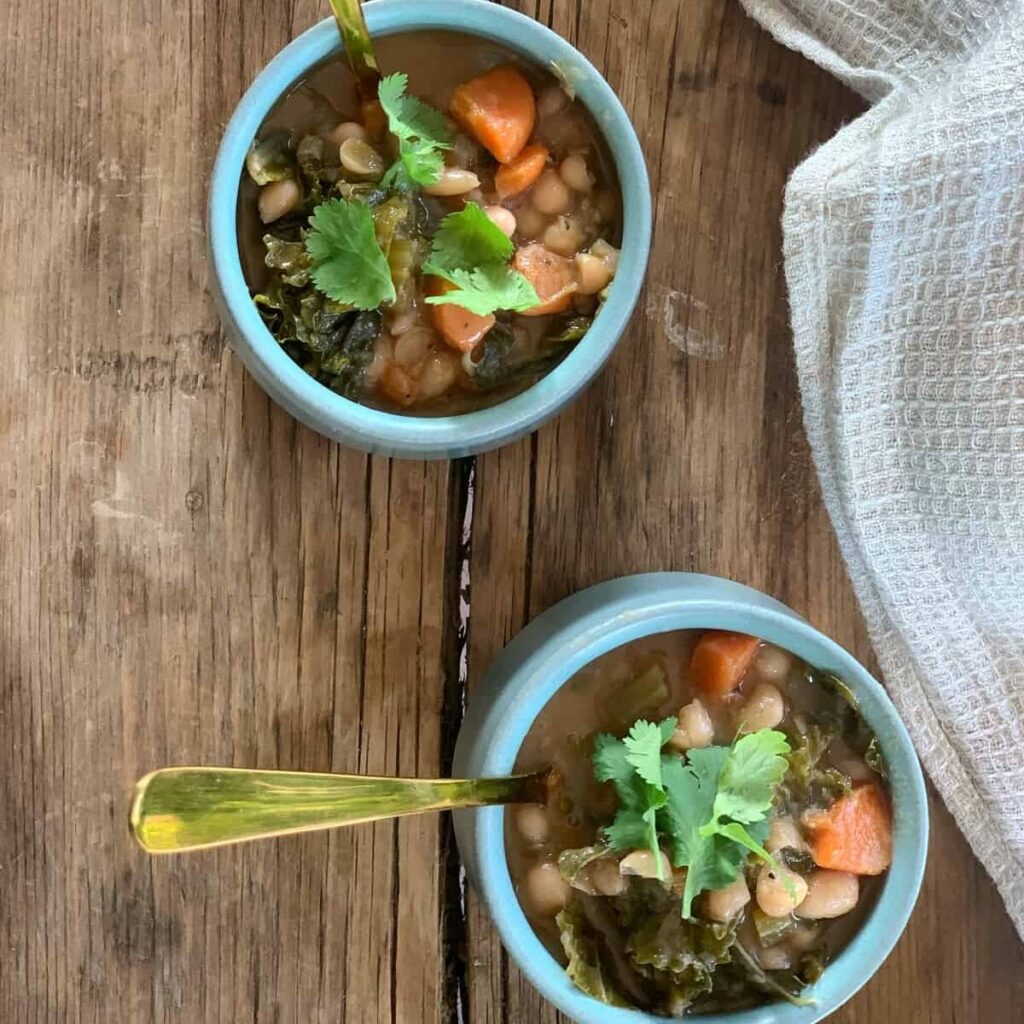 Instant-Suppe mit weißen Bohnen und Grünkohl