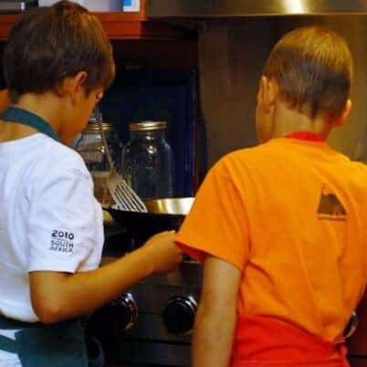 I figli di Elana cucinano in cucina.
